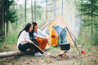 Genç bir çift doğa istirahat ediyor.