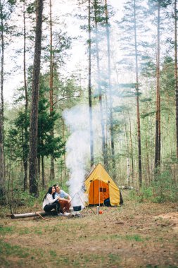 Genç bir çift doğa istirahat ediyor.