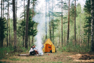 Genç bir çift doğa istirahat ediyor.