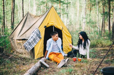 Genç bir çift doğa istirahat ediyor.