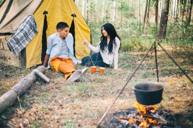 Genç bir çift doğa istirahat ediyor.