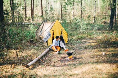 Genç bir çift doğa istirahat ediyor.