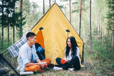 Genç bir çift doğa istirahat ediyor.