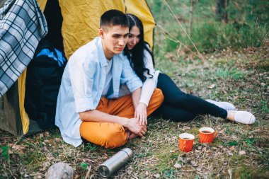 Genç bir çift doğa istirahat ediyor.