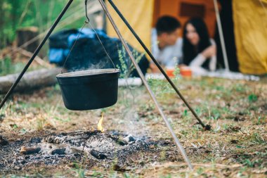 Genç bir çift doğa istirahat ediyor.