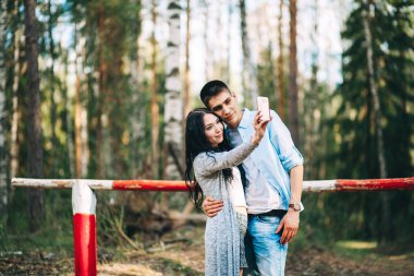 Genç bir çift doğa istirahat ediyor.