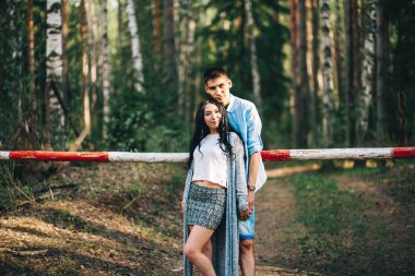 Genç bir çift doğa istirahat ediyor.