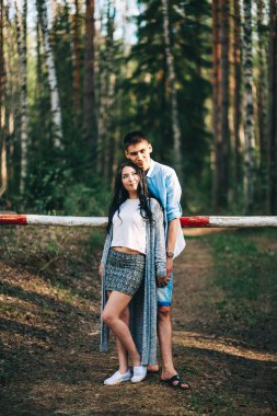 Genç bir çift doğa istirahat ediyor.