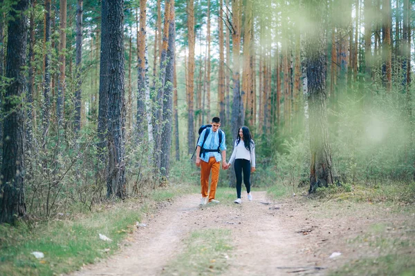 Una Joven Pareja Descansa Naturaleza — Foto de Stock