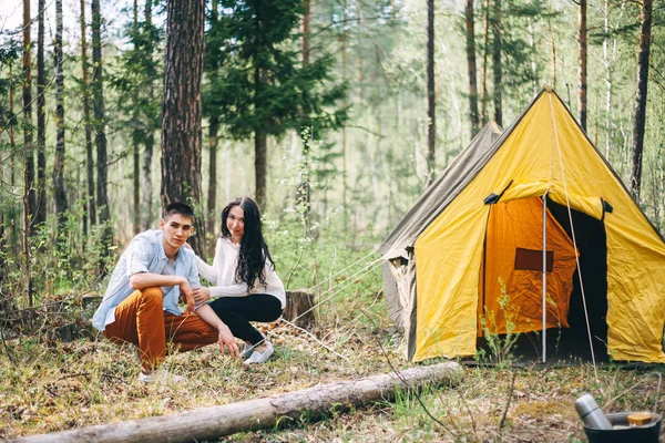 Jovem Casal Está Descansando Natureza — Fotografia de Stock