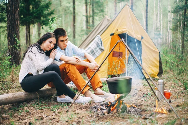 Jovem Casal Está Descansando Natureza — Fotografia de Stock