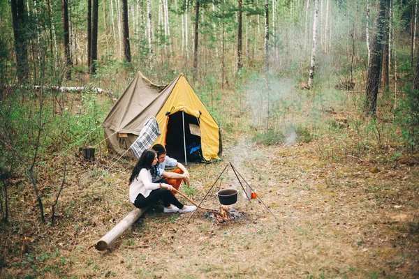 Jovem Casal Está Descansando Natureza — Fotografia de Stock