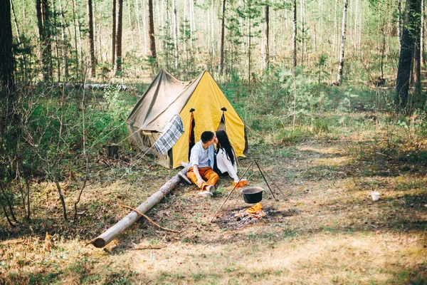 Genç bir çift doğa istirahat ediyor.