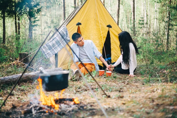 Jovem Casal Está Descansando Natureza — Fotografia de Stock