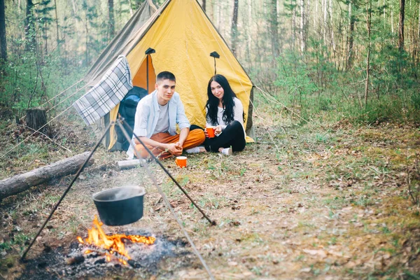 Jovem Casal Está Descansando Natureza — Fotografia de Stock