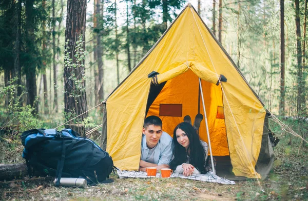 Jovem Casal Está Descansando Natureza — Fotografia de Stock