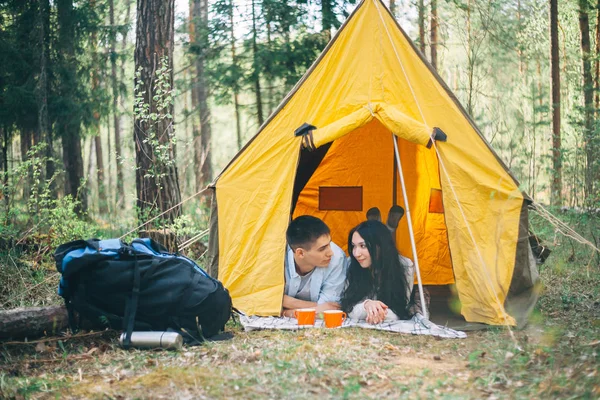 Jovem Casal Está Descansando Natureza — Fotografia de Stock