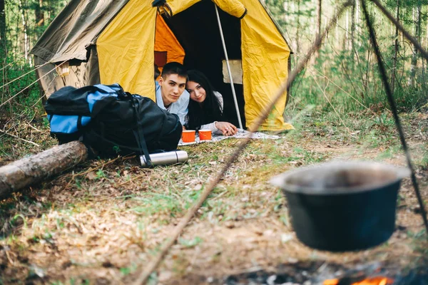 Jovem Casal Está Descansando Natureza — Fotografia de Stock