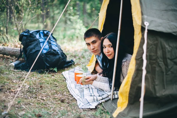 Jovem Casal Está Descansando Natureza — Fotografia de Stock