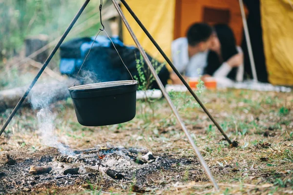 Ett Ungt Par Vilar Naturen — Stockfoto