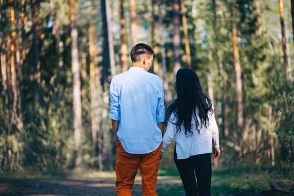 Jovem Casal Está Descansando Natureza — Fotografia de Stock