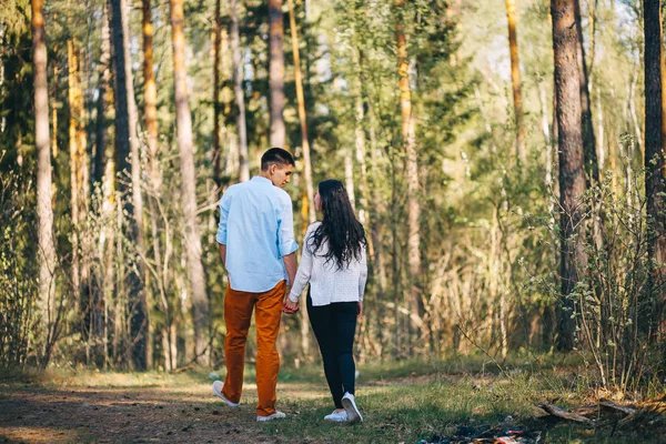 Jovem Casal Está Descansando Natureza — Fotografia de Stock