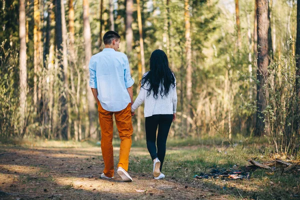 Jovem Casal Está Descansando Natureza — Fotografia de Stock