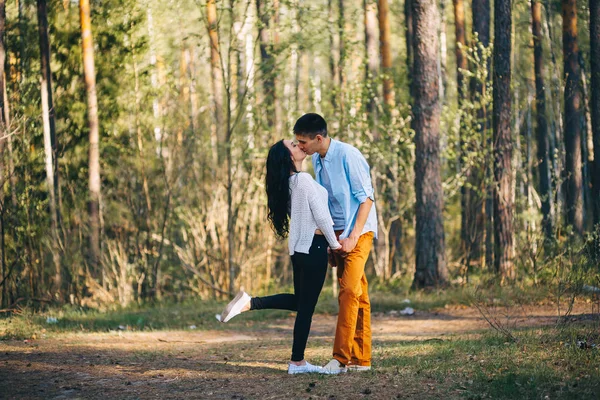 Jovem Casal Está Descansando Natureza — Fotografia de Stock