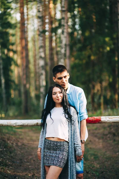 Jovem Casal Está Descansando Natureza — Fotografia de Stock