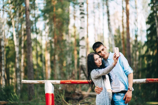 Jovem Casal Está Descansando Natureza — Fotografia de Stock