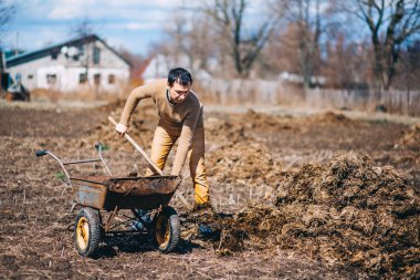 Adam bahçede çalışan.