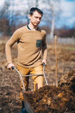 Adam bahçede çalışan.