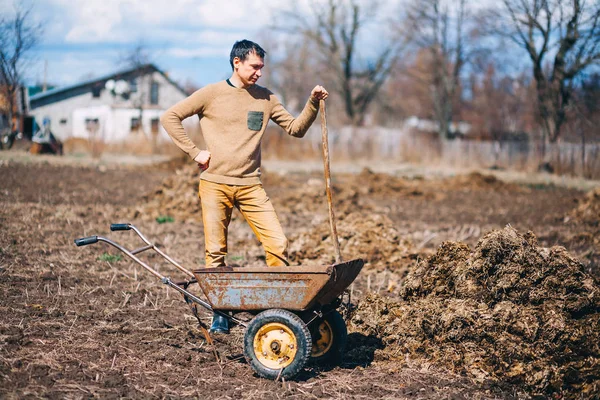 Der Mann Arbeitet Garten — Stockfoto