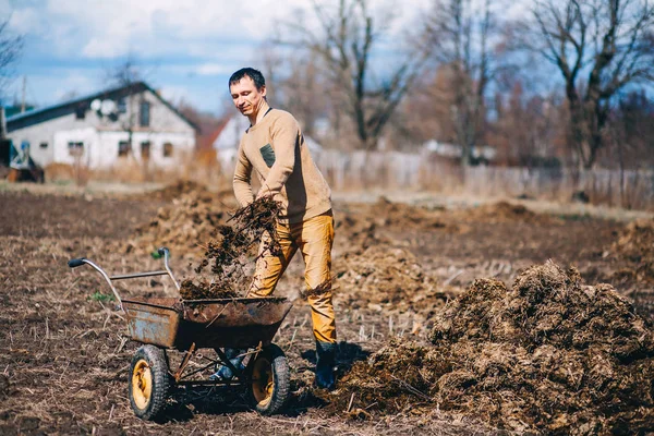 Uomo Sta Lavorando Giardino — Foto Stock