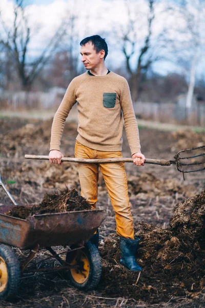 Uomo Sta Lavorando Giardino — Foto Stock