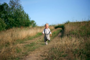 Kırsal alanlarda canlı bir çocuk