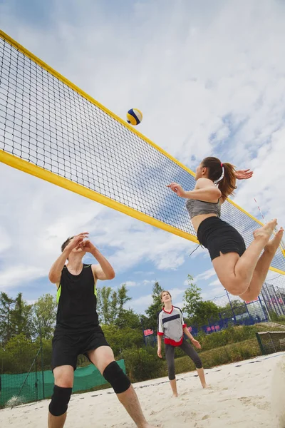 Voleibol Playa Jugadores Aficionados Acción Día Verano Bajo Cielo — Foto de Stock