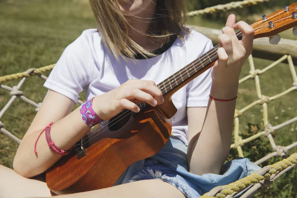 Conceptos Musicales Estilo Vida Retrato Verano Una Divertida Adolescente Jugando —  Fotos de Stock