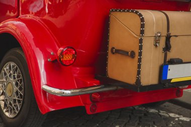 Bir çanta ile kırmızı eski model araba Close-up
