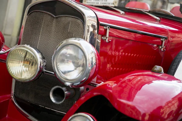 Närbild Motorhuven Och Strålkastarna Röda Lyx Vintage Bil Royaltyfria Stockbilder
