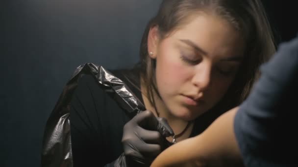 Zavřít Umělce Ukazuje Proces Získání Černé Tetování Barvou Hlavní Práce — Stock video