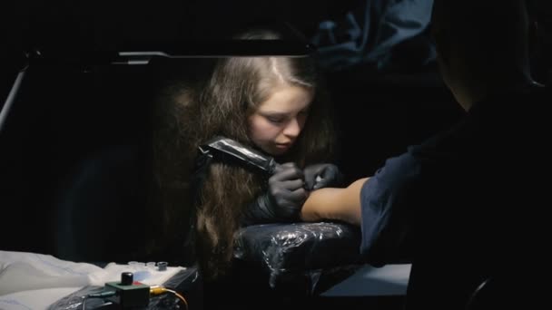 Close Artist Demonstrates Process Getting Black Tattoo Paint Master Working — Stock Video