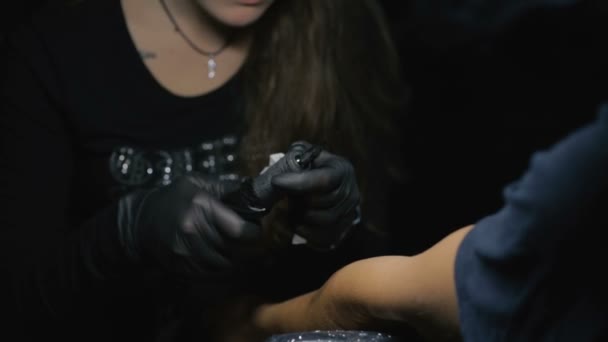 Close Artista Demonstra Processo Fazer Tatuagem Preta Com Tinta Mestre — Vídeo de Stock