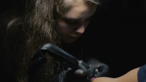 Close Artist Demonstrates Process Getting Black Tattoo Paint Master Working — Stockvideo