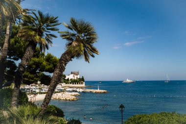 lüks tatil köyü ve Villefranche-sur-Mer körfezi, Cote d'Azur, Fransız rivierası görünümü