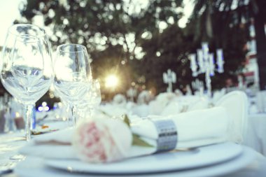 bir olay parti ya da düğün için ayarlanan tablo