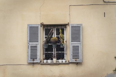 Bir pencere ile bir tuğla taş evin Vintage cephe