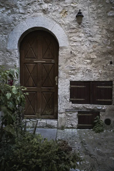 Fachada vintage de una casa de piedra de ladrillo con ventana — Foto de Stock