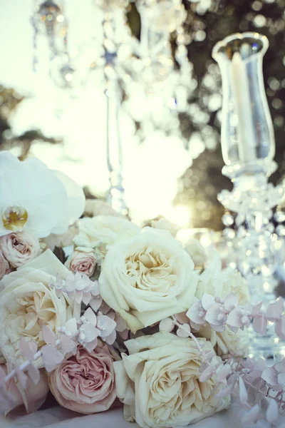 Tavola apparecchiata per una festa di eventi o un matrimonio — Foto Stock