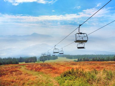 Renkli bir çayır yol ve teleferik Kubinska Hola Mountain, büyük Choc dağ ve diğer Chocsky Hills uzaktan gördüm. Dolny Kubin kuzeyinde, Kuzey Slovakya yer alan popüler tatil hedef Orava bölgesidir.